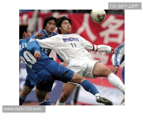 足球明星李华的个人简介及高清图片欣赏,了解他的职业生涯与成就